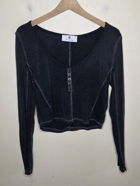 Everyday Chic Boutique Faded Black Cropped Henley Scoop Neck Tee Size Medium
